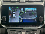 『アラウンドビューモニター』は、空から見下ろすような視点で、スムースな駐車と安全確認をサポートします。
