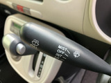 雨天時でもクリアな視界を確保できるワイパーレバー。操作も簡単で、運転に集中できます。ミスト機能も搭載で、様々な天候に対応します。