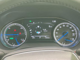 視認性の高いメーター類が、運転に必要な情報をわかりやすく伝えます。運転に集中できるシンプルなデザインが魅力です。必要な情報をスムーズに確認できます。