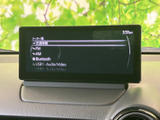FMやAM、Bluetooth、USBなどの音源を画面で確認でき、聴きたいメディアを選びやすい表示です。運転席から見やすい位置に備わり、日々の移動に合わせて音楽やラジオを楽しめます。