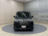 お車購入のポイントとなるフロントマスクです!シャープな目つきが印象的なデザインのヘッドランプです。