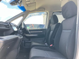 運転席周りはシンプルで使いやすく、運転に集中できます。必要な情報が視認しやすい配置もポイントです。
