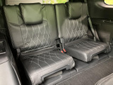 後方の座席にも背もたれとヘッドレストが備わり、乗車人数に合わせて活用できます。左右に並ぶシートはステッチが印象的で、後席からも落ち着いて過ごせる空間です。