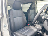 運転席まわりには十分なスペースがあり、大柄な方でもゆったり運転していただける環境です。