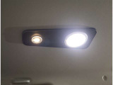2連天井LED照明:天井のセンター部には、夜間に車内で過ごす際に重宝する大型LEDランプを標準装備。