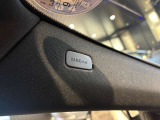 当店でお車をご購入のお客様はオーナー様専用保険「メルセデス・ベンツ保険」にご加入頂けます。飛来物によるフロントガラス破損やパンクによるタイヤ交換の際に、修理費用の一部をお支払いしております。