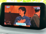 停車中にテレビ番組を視聴でき、待ち時間などの過ごし方が広がります。画面上で番組内容を楽しめるため、車内でくつろぐひとときにも便利です。