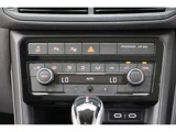【エアコン】2ゾーンフルオートエアコンディショナー(運転席/助手席)になっております。暑がりの方と寒がりの方が同席しても大丈夫です。タッチスライダー操作。