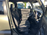 前席は視界を確保しやすい着座位置で、運転席から周囲を見渡しやすい空間です。シートには落ち着いた色合いを採用し、清潔感のある室内が広がります。