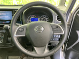 握りやすいステアリングで、運転操作をスムーズに行えます。ステアリング操作を通じて、車の動きをダイレクトに感じられます。