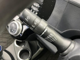 雨天時や視界が悪い状況でも、安全運転をサポートするワイパーレバー。レバー操作で簡単に作動し、快適な視界を確保します。