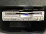 ボタンとカード挿入口を備えた機器が、運転席まわりに配置されています。必要なときに手元で確認しやすく、日々の運転をサポートする便利な装備として活用できます。