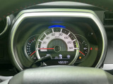 速度やエンジン回転数などの情報をまとめて確認でき、運転中も視線を移しやすい配置です。表示が見やすく、走行状況を把握しながら安心して運転いただけます。