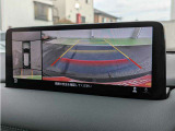 【パノラミックビューモニター】クルマを真上から見ているような映像を表示。 運転席から確認しにくい車両周囲の状況を把握できます。