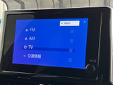 TVを含む複数のソースを画面上で選択でき、用途に合わせて切り替えられます。TV番組は停車中に視聴できるため、休憩時などの時間を過ごす際にも活用いただけます。