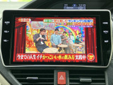 テレビ映像を画面に表示でき、停車中の待ち時間も車内で楽しめます。番組を見たい場面で活用できる便利な装備です。画面上に映像と字幕が表示され、内容を確認しやすいのもうれしいポイントです。