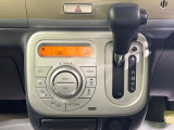 【オートエアコン】一度お好みの温度に設定すれば、車内の温度を検知し風量や温度を自動で調整。暑い&hellip;寒い&hellip;と何度もスイッチ操作をする必要はありません。快適な車内空間には必須の機能ですね♪