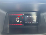 視認性の高いメーター類が、運転に必要な情報を的確に伝えます。運転に集中できる、シンプルで機能的なデザインです。