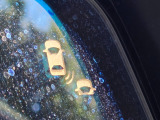 斜め後ろの死角にいる車両の存在を光って知らせてくれる機能です。車線変更時の安全運転をスマートにサポートいたします。