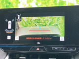 車両周辺を画面で確認できるモニターを備え、駐車時などの周囲確認をサポートします。ガイド表示もあり、車両の位置を把握しながら慎重に操作したい場面に便利です。