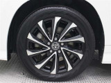 17インチアルミホイール(切削光輝+ブラック塗装)が装着されています。タイヤサイズ205/55R17