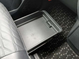 助手席シート下に便利な収納BOXが付いています。