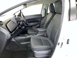 高いホールド性で運転姿勢が安定します。長距離ドライブでも疲れにくいのが魅力です。快適なドライビングライフをお送りください♪