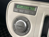 【オートエアコン】一度お好みの温度に設定すれば、車内の温度を検知し風量や温度を自動で調整。暑い&hellip;寒い&hellip;と何度もスイッチ操作をする必要はありません。快適な車内空間には必須の機能ですね♪