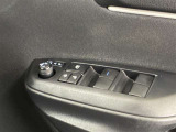 格納式リモコンドアミラーと、パワーウィンドウマスタースイッチです。車内の換気も運転席から簡単に行えます。