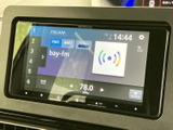 お気に入りのラジオ局や音楽を手軽に楽しめます。直感的な操作で、快適なドライブのお供に最適です。高音質で車内を盛り上げましょう。