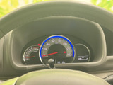 視認性の高いメーター類で、運転に必要な情報を的確に把握できます。落ち着いたデザインが、運転に集中できる空間を演出します。