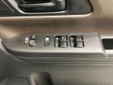 【運転席ドアスイッチ回り】パワーウィンドー[ロック機構]・電動格納式リモコンドアミラースイッチがまとまっているので操作しやすいです。