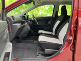 明るい色を取り入れたシートが室内にほどよいメリハリを添え、運転席から前方を見渡しやすい配置です。座面まわりや足元にも目が届き、乗り降りや日常の移動を心地よく支えます。