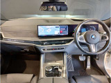 ☆センターパネルを運転席側に僅かに傾けたBMW独特のインパネ☆【駆け抜ける歓び】はここからもスタートしております☆