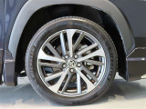 純正のアルミホイール装着車です。タイヤサイズは225/50R18です。