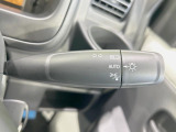 【オートライト】周りの明るさに応じて自動でヘッドライトの点灯・消灯ができる機能です!ライトの付け忘れ・消し忘れなどが無くなり、雨の日や夕方の走行も安心!トンネル通過時も便利ですね♪