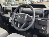 運転席まわりは見通しがよく、前方やメーター類を確認しやすいレイアウトです。落ち着いた色合いのシートと広がりのある視界で、毎日の乗り降りにもなじみます。