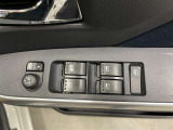パワーウィンドウスイッチで運転席から全席の窓の開閉ができます♪