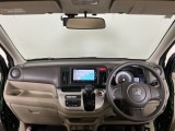 【前方視界】開放的な前方視界!運転がしやすく疲れにくいです♪窓が大きく、見通しがとっても良いおクルマですよ♪