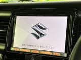 ナビ画面は見やすい位置に設置され、下部には操作ボタンが並んでいます。画面表示とボタンの位置が把握しやすく、日常の移動で必要な案内やオーディオ操作を行えます。