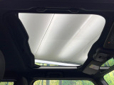 【ガラスルーフ】ガラスルーフ搭載で車内の解放感が一気にアップ!開放的なドライブをお楽しみいただけます。