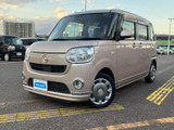 丸みを帯びたヘッドライトと親しみやすいフロントデザインが目を引きます。ボディの柔らかな色合いも相まって、街中で軽やかな印象を与える一台です。前方からの佇まいもぜひご覧ください。