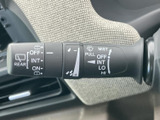 レバー上の表示が見やすく整理され、必要な設定を確認しやすい設計です。運転席から手元で扱える位置にあり、雨天時など状況に応じた操作をしやすくしています。