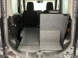 【リヤシートアレンジ】リヤシートは左右独立式。片方だけ倒す事で3人乗車で長い荷物が積めます。