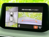 後方の映像に加えて車両周辺の表示も確認でき、駐車時の周囲確認をサポートします。画面のガイドを参考にしながら、落ち着いて後退できます。