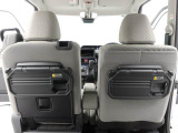 後席からのビュー。車内の広さがわかりやすい写真です。シートバックテーブル格納時は荷物をかけられます。