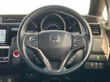 握りやすいステアリングは、運転の楽しさを高めます。操作性にも優れており、スムーズなハンドリングを実現。快適なドライビングをサポートします。