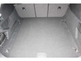 必要充分なスペースを有するラゲッジスペースと分割が可能なリヤシート。電動テールゲートも装備しております。