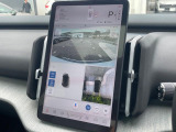 【360&deg;ビューカメラ】4台の高解像度カメラで360度の鳥瞰図を表示。隣の車や壁、死角にある障害物などを画面で確認できるため、狭いスペースでの駐車・出入りも安心です。