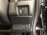 【片側電動スライドドア】リモコンや運転席のスイッチ操作のほか、ドアハンドルを少し引くだけでリアドアが自動開閉します♪